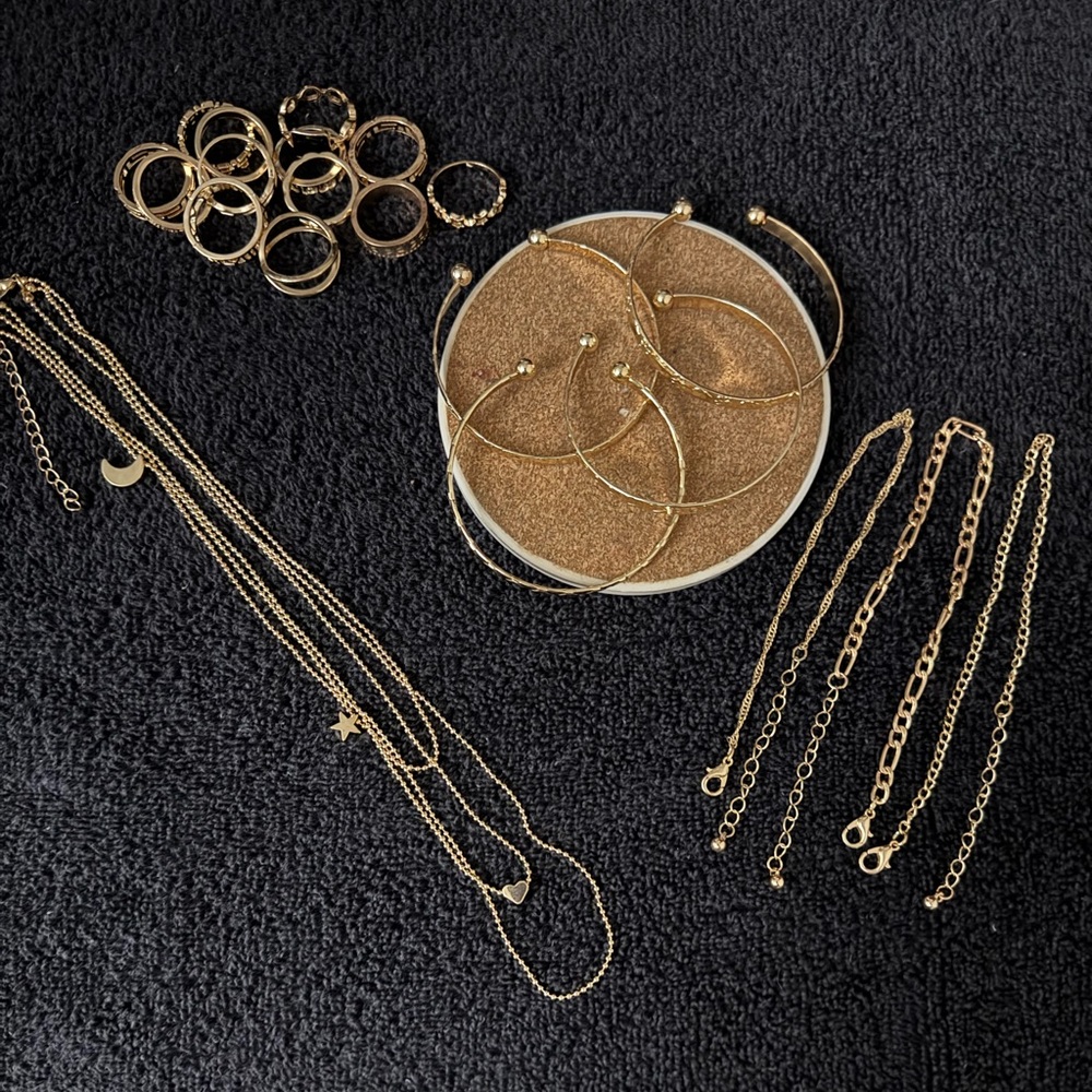 GOLD TONE JEWELRY SET